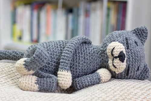 gato a crochet durmiendo